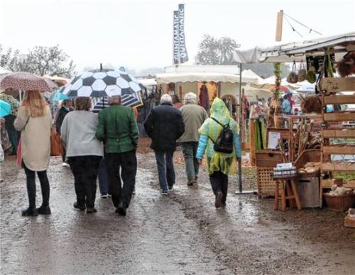 Gut beschirmt flanierten die Besucher über den Markt.