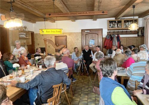Gut besucht: das Zeitzeugengespräch in Unterreit. Franz Langstein (Mitte) im Gespräch mit Peter Franke und dessen Tochter Franziska Franke. Foto Münch