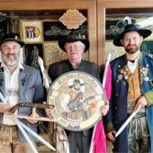 Walter Strauß holt sich die Kirchweihscheibe