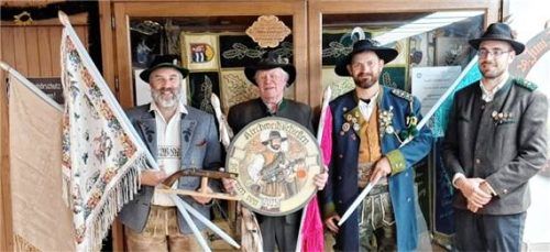 Gut getroffen: (von links) Die Sieger Markus Wörnle, Walter Strauß und Andreas Wimmer mit Georg Gmeiner, dem stellvertretenden Vorsitzenden der FSG. Foto  feuerschützengesellschaft