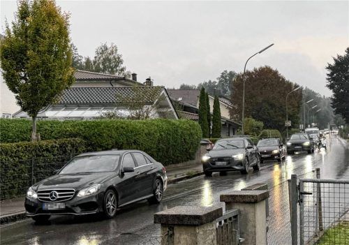 Gute Nerven brauchten Autofahrer am Dienstagmorgen im Berufsverkehr in der Schlößlstraße und der Westerndorfer Straße. Fotos Baumeister