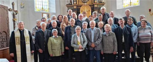 Haben gemeinsam viele Stufen geschafft: die Jubiläumsehepaare in der Egglkofener Pfarrkirche. Foto RE