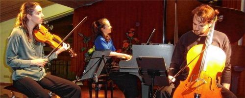 Harmonisches Zusammenspiel: (von links) Veronika Räder an der Violine, Josefa Schmid am Piano und Michael Schmitz am Violincello. Foto jaensch