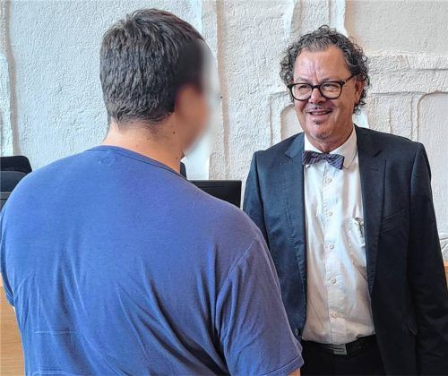 Hauptbelastungszeuge Adrian M. mit seinem Rechtsbeistand Michael Vogel im Großen Saal des Amtsgerichts Laufen. Foto Weiser