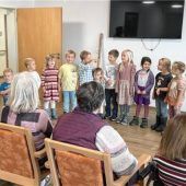 Kinderhaus besucht Seniorenpflegeheim