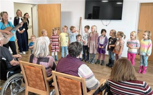 Hilde Wandinger (Kindergartenleitung) und Annamaria Buchmeier (Marienhof) mit einem Teil der Kindergartenkinder des Kinderhauses Antonius aus Ranoldsberg. Foto Zirnbauer-Heymann