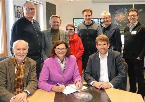 Ilse Aigner (vorn, Mitte) und ihre Kollegen trugen sich nach Gesprächen mit Professor Ralf Bender (links) und Jens-Holger Ziegler im Kontrollzentrum ins Gästebuch ein. Foto Schubert