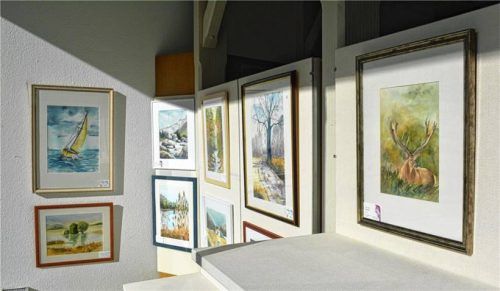 Im alten Schuhgeschäft Sichler in Grassau sind plötzlich Bilder zu sehen. Foto Eder