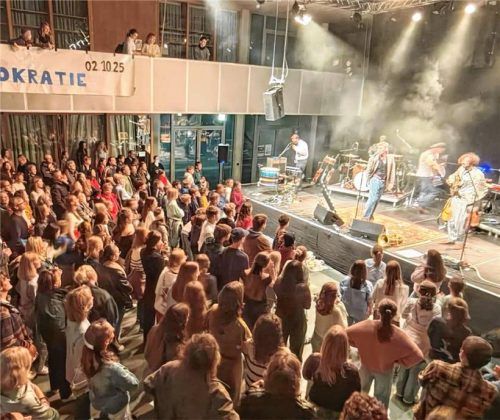 Im Bruckmühler Gymnasium eröffnete Pam Pam Ida ihre Herbsttournee.