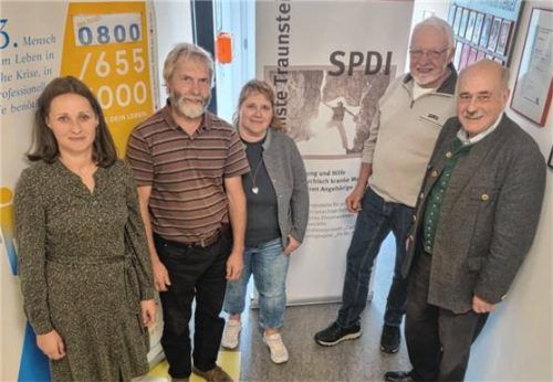 Im Caritas-Zentrum Traunstein kamen Geschäftsführerin Dr. Franziska Fritz, Andreas Huber, Peggy Galic, Max Keil und Hubert Dorn zusammen. Foto  Bayernpartei