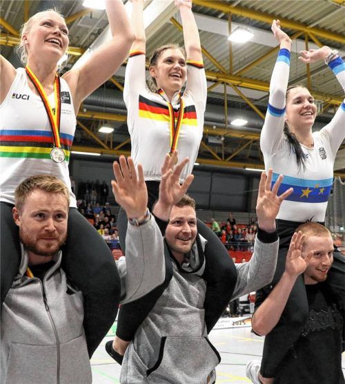 Im Freudentaumel: deutsche Vize-Meisterin Lara Füller, deutsche Meisterin Ramona Dandl und DM-Bronzemedaillengewinnerin Jana Pfann (von links).Foto Wilfried Schwarz