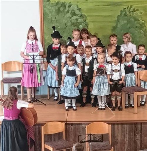 Im Gemeindehaus in Greimharting fand der Kinder- und Jugendhoagart des Trachtenvereins „Ratzingerhöh Greimharting“ statt. Zahlreiche Besucher erlebten musikalische Darbietungen im vollen Haus. Foto  GTEV rATZINGERHÖH
