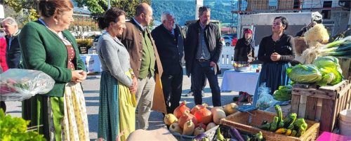 Im Gespräch am Gemüsestand: (von links) Ortsbäuerin Anni Pichler, Kreisbäuerin Katharina Kern, Kreisobmann Josef Andres, Landtagsabgeordneter Sebastian Friesinger (CSU), Oberaudorfs Bürgermeister Matthias Bernhardt (FWO) und Bettina Angerer, Zweite Vorsitzende des Obst- und Gartenbauvereins Oberaudorf.Foto  Steffenhagen