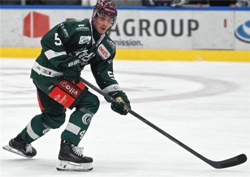 Im Heimspiel gegen Ravensburg lief Maximilian Adam mit der Trikotnummer 51 auf. Den Grund dafür erklärt er bei „Hart gecheckt“.Foto Hans-Jürgen Ziegler