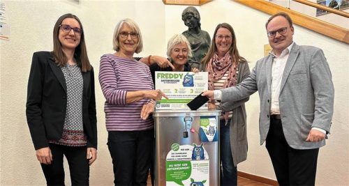 Im Rathaus befindet sich das Priener Sammelzentrum der „HandyAktion Bayern“. Hier „füttern“ (von links) Büchereileiterin Melanie Schieber, die Fairtrade-Beauftragte Angela Kind, die Inhaberin des Eine-Welt-Ladens Monica Lieschke, die Fairtrade-Beauftragte Bettina Bartsch und Bürgermeister Andreas Friedrich die Freddy-Alu-Sammelbox mit ihren Althandys. Foto markt prien