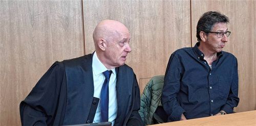 Im Saal des Amtsgerichts in Laufen: Hannas Vater Andreas Wörndl (rechts) und sein Anwalt Walter Holderle. Foto Weiser