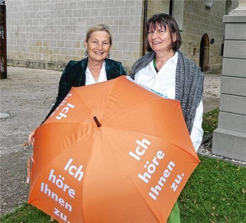 Im Zeichen des Schirms: Die Seniorenseelsorgerinnen Christina Fraunhofer (rechts) und Waltraud Jetz-Deser haben mit ihren Seniorenpastoral-Kollegen Barbara Burghartswieser und Andreas Nieder das Projekt „Offenes Ohr, offenes Herz“ entwickelt. Besucher von 20 ausgewählten städtischen und gemeindlichen Friedhöfen können in der Woche vor Allerheiligen ganz ungezwungen das Gespräch mit einem Seelsorger suchen.Foto müller