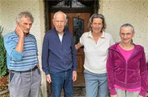 Immer wieder Übersee: Christine (rechts) und Andi Stefanutti (links) feiern mit Langzeitgast Fritz Bronisch (Zweiter von links) aus Baden-Württemberg. Dessen Tochter Gabriele Nabert kam schon als Kind gerne auf den Bauernhof.Foto Giesen