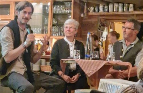 In Aschau daheim: Ludwig Freiherr von Cramer-Klett (links) im Gespräch mit Andrea Kohl und Sebastian Pertl. Foto re