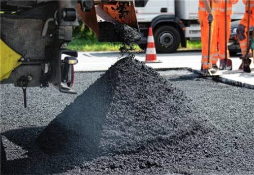 In Bernau muss die Chiemseestraße saniert werden. Foto Symbolbild dpa