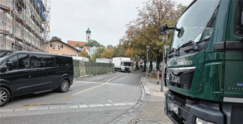 In der Aiblinger Kirchzeile wird über eine mögliche Sperrung des Lkw-Durchgangsverkehrs diskutiert. Foto Beuerlein