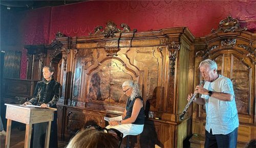 In der Bibliothek von Schloss Hohenaschau las (von links) Schauspielerin Antonia Gottwald, unterstützt von Kunsthistorikerin Michaela Thomas und Oboeist Hansjörg Schellenberger.Foto kirchner