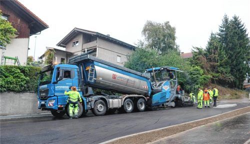 In der Flurstraße in Kolbermoor werden die letzten Baumaßnahmen durchgeführt. Bald kann die Straße wieder von allen Verkehrsteilnehmern befahren werden. Foto Riediger