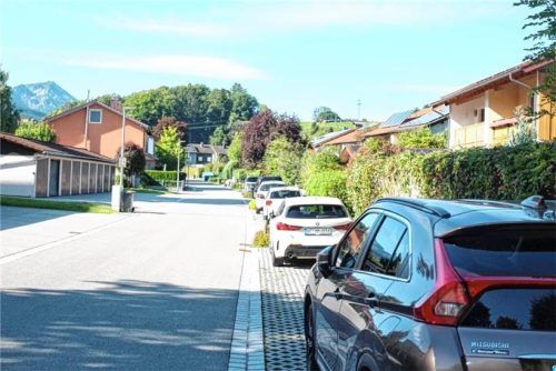 In der Otto-Kögl-Straße sorgte die Gemeinde Siegsdorf im Zuge des Straßenausbaus für eine ansprechende Stellplatz-Gestaltung. Foto Franz Krammer
