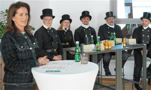 In der Sache einig: (von links) Staatsministerin Michaela Kaniber und der Regionalvorstand der Schornsteinfeger Fabian Klauke, Anna Lesch, Peter Kolbinger, Sven Rudek und Daniel Schneidhuber.Foto Wittenzellner