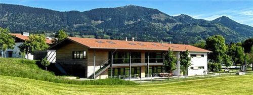 In der Schwimmbadstraße befinden sich in unmittelbarer Nachbarschaft Kindergarten (vorne), Grundschule und Feuerwehrheim. Foto Deindl