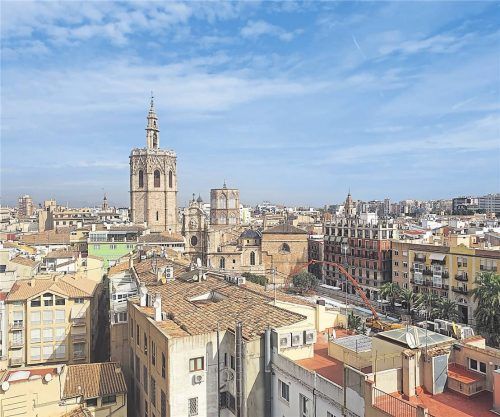 In der Seitenkapelle (r.u.) der Kathedrale von Valencia (gr.F.) wird der Heilige Gral aufbewahrt.