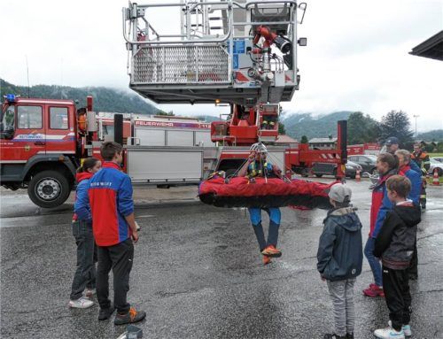In der Sitzung des Sozial- und Kulturausschusses gab es auch einen Rückblick auf das diesjährige Ferienprogramm. Das Bild zeigt den „Tag mit den Rettungsorganisationen“ mit Feuerwehr, Bergwacht und Rotem Kreuz.Foto Archiv Hauser
