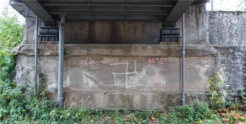 In der Unterführung wurde ein Hakenkreuz gesichtet.