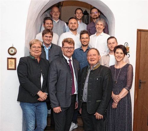 In der Walkersaicher Schlosswirtschaft: (vorne, von links) Ingrid Obermeier-Osl, Bürgermeister Roland Kamhuber, Zweiter Bürgermeister Martin Thalmeier und Monika Haberstetter sowie (zweite Reihe, von links) Richard Huber, Anton Wendl und Johannes Moser sowie (dritte Reihe, von links) Julian Burghart, Adem Temel und Thomas Scheiba. In der hinteren Reihe von links Konrad Kohlmeier, Dennis Göschl und Augustinus Obermeier. Foto sutherland