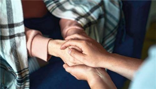 In einer Trauerphase ist die Belastung hoch. Da hilft es, wenn Formalitäten bereits geregelt sind.Fotos Adobestock