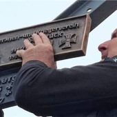 Seebrucker Gedenktafel am Kampenwandkreuz montiert