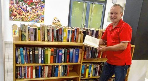 Initiator und Bücherpate Roland Schmidt feierte „15. Geburtstag“ des „Offenen Bücherregals“. Wegen des großen Absatzes in den Ferienmonaten würde er sich über neue Bücherspenden freuen.Foto re