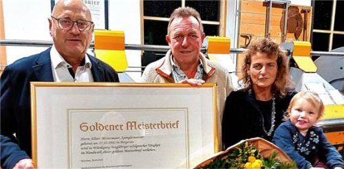 Innungsobermeister Josef Pflügl (von links) überreichte an Albert Mittermaier den Goldenen Meisterbrief im Beisein seiner Frau Renate und Enkelin Magdalena.Foto unterforsthuber