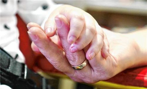 Insbesondere in den schwersten Stunden heißt es: Zusammenstehen und sich die Hand reichen. Foto stiftung AKM