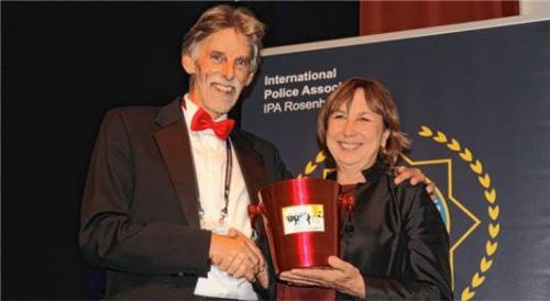 IPA-Verbindungsstellenleiter Rüdiger Thust übergab der Leiterin des Rosenheimer Frauenhauses eine vorher eingesammelte Geldspende in Höhe von über 3000 Euro.