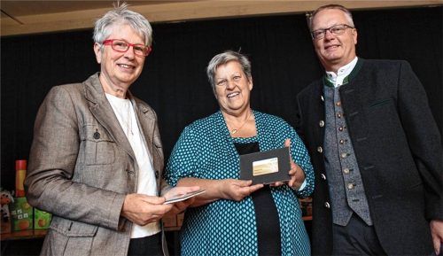 Irmi Strauß (links) und Renate Grill nehmen im Beisein von Bürgermeister Robert Otter die goldenen Ehrenamtskarten in Empfang. Fotos huckemeyer