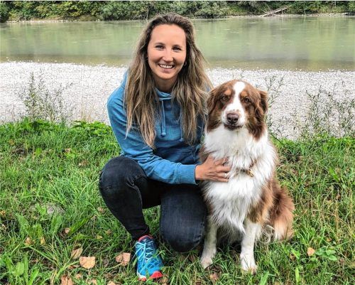 Jana Lamers und ihr Vierbeiner Lotta am Wasserburger Inn: Nicht alle Hunde sind so folgsam wie Lotta. Deshalb wird in Wasserburg die Einführung einer Leinenpflicht diskutiert. Fotos Duczek
