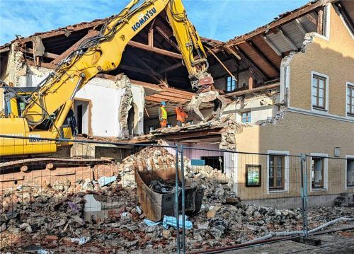 Jetzt ist der lang erwartete Abriss des seit 2017 leer stehenden alten Gasthofs zur Post am Grabenstätter Marktplatz angelaufen. Begonnen haben die Abbrucharbeiten am südöstlichen Bereich des Gebäudes (Bild) und sie sollen in rund zwei Wochen abgeschlossen sein. Foto Müller