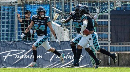 Jonas Gürntke (links) hat es mit den Munich Ravens in der vergangenen Saison bis ins Halbfinale der ELF-Play-offs geschafft.Foto IMAGO/Heike Feiner