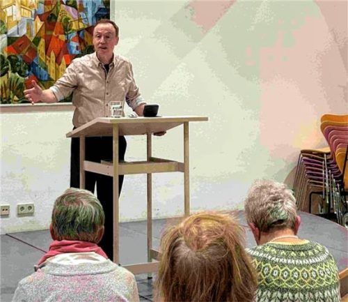Journalist Michael Ragg sprach im Pfarrheim Heilige Dreifaltigkeit Kolbermoor. Foto re