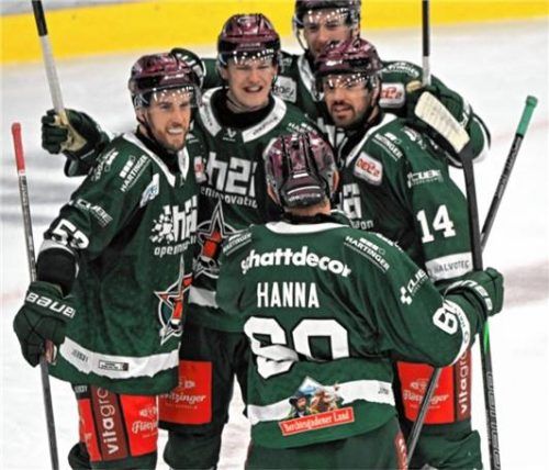 Jubel nach dem 2:2-Ausgleich: Vorbereiter Shane Hanna (vorne) mit Charlie Sarault, Torschütze Sebastian Zwickl, Lewis Zerter-Gossage und Dominik Tiffels (von links).