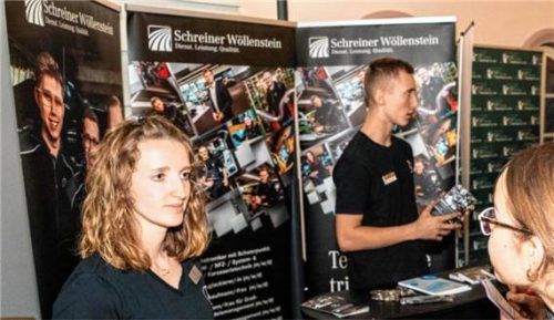 Judith Schrott von Schreiner&Wöllenstein konnte sich über reges Interesse an den Ausbildungsmöglichkeiten des Autohauses freuen.Foto  Rudolf Mayer