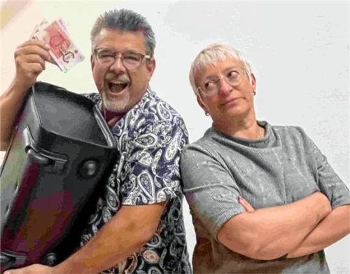 Jürgen Höfer (links) spielt den Buchhalter Henry Perkins, der plötzlich im Geld schwimmt. Doch seine Ehefrau (Micha Höfer) ist nicht begeistert.Foto re