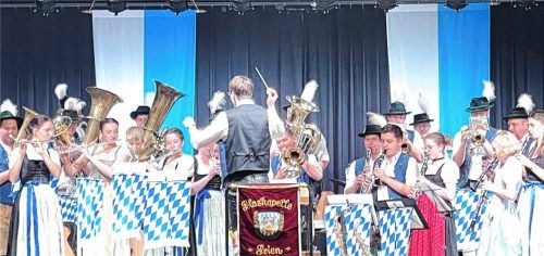 Jugendliche und Erwachsene spielen unter Dirigent Karl Hultsch beim vergangenen Starkbierfest auf.Foto Hötzelsperger