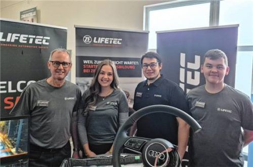 Julia Ober stellte mit ihrem Team vier Ausbildungsberufe bei ZF Airbag Germany vor.